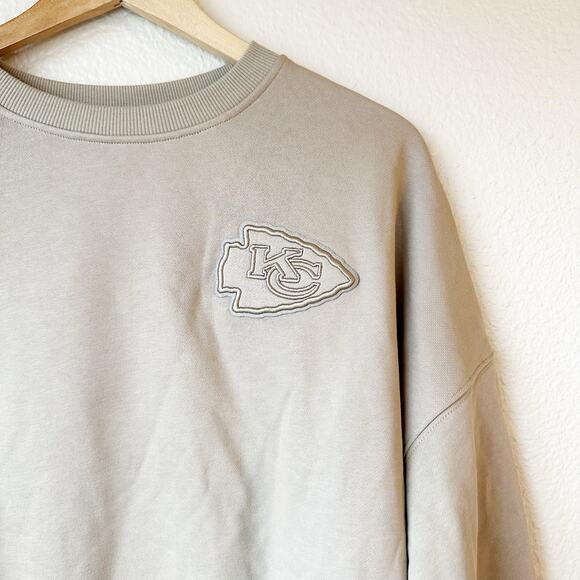 Kansas City Chiefs Women’s Cropped Sweatshirt Pro Line NFL Crewneck Tan Pullover - Picture 5 of 10